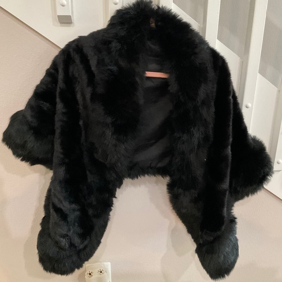 Caracilia Jackets & Blazers - Caracilia faux fur shawl wrap